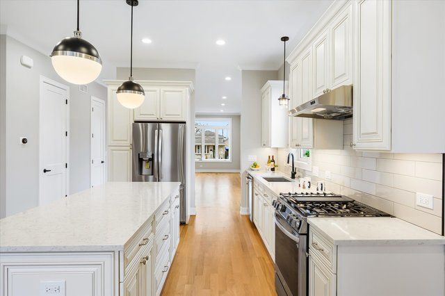 5116 S Rutherford Avenue, Chicago, IL 60638