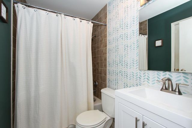 1665 CHIPPENDALE Road, Hoffman Estates, IL 60169