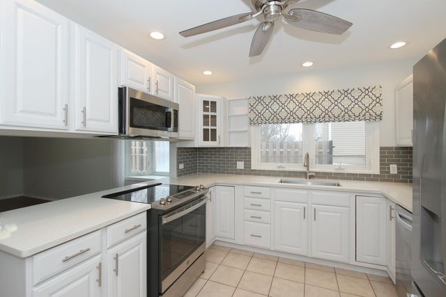 1665 CHIPPENDALE Road, Hoffman Estates, IL 60169