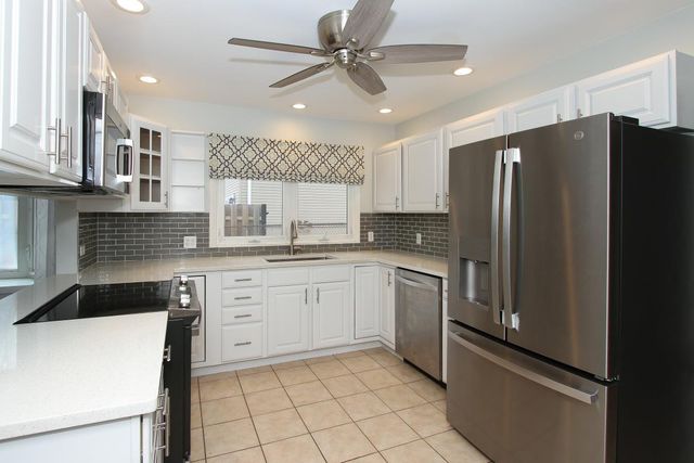 1665 CHIPPENDALE Road, Hoffman Estates, IL 60169