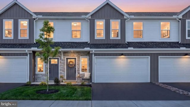 7849 OAK BROOK DR, Harrisburg, PA 17112