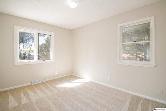 5235 N 96th Street, Omaha, NE 68134