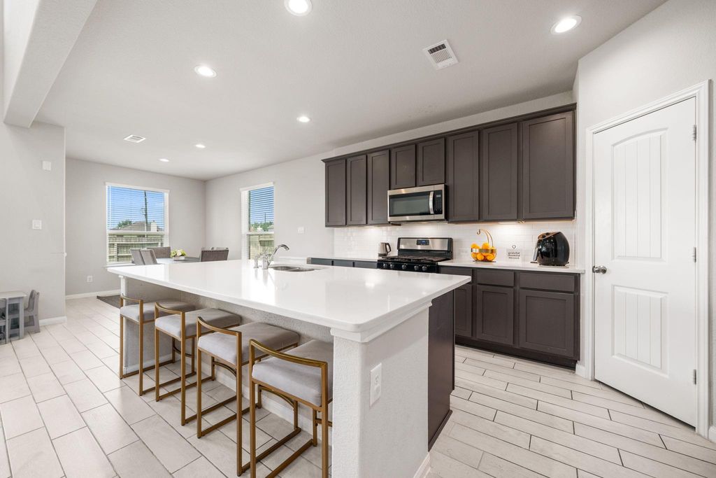 Image 14 of property listing at 60 Indian Wells Drive, Manvel, TX 77578