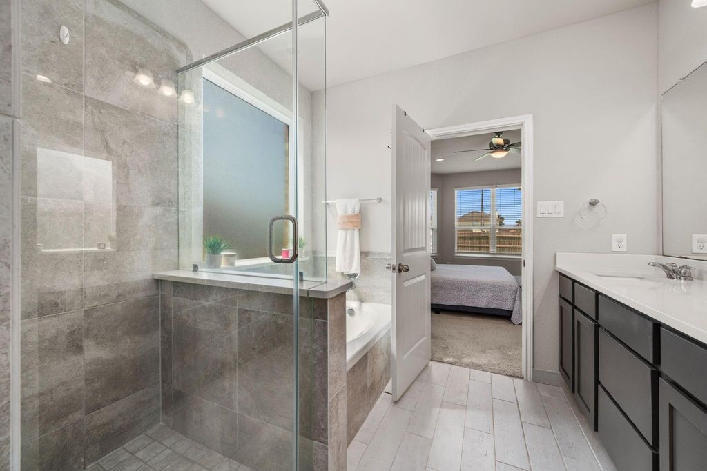 Image 23 of property listing at 60 Indian Wells Drive, Manvel, TX 77578