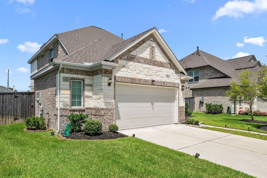 Image 3 of property listing at 60 Indian Wells Drive, Manvel, TX 77578
