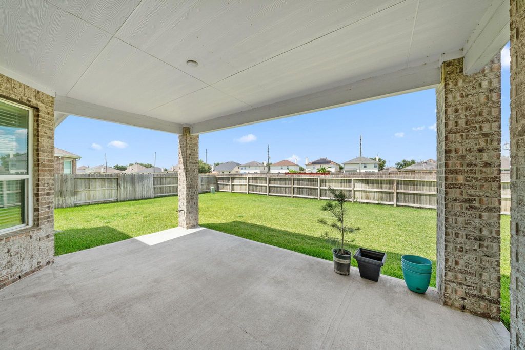 Image 36 of property listing at 60 Indian Wells Drive, Manvel, TX 77578