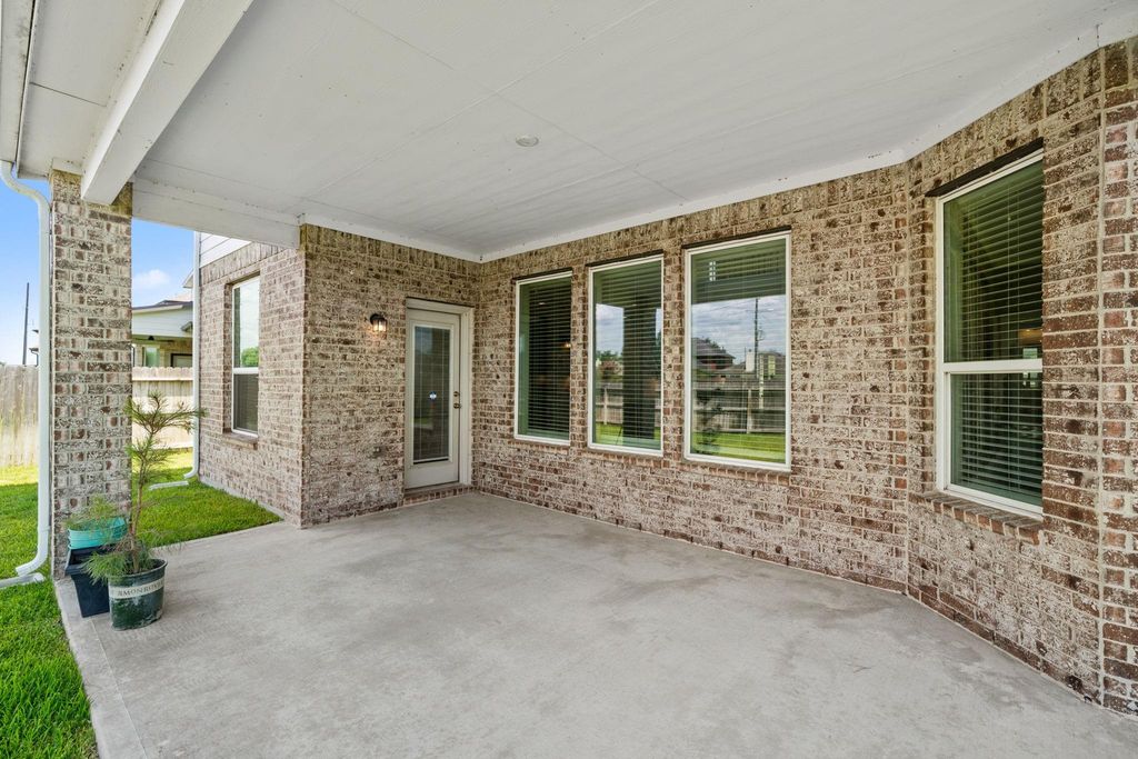 Image 37 of property listing at 60 Indian Wells Drive, Manvel, TX 77578