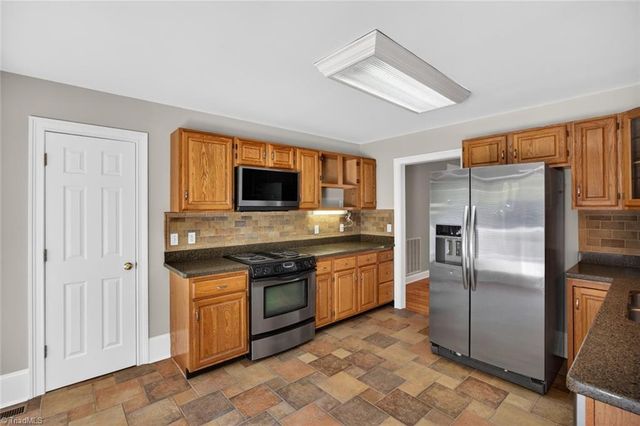 221 Leighmar Street, Clemmons, NC 27012