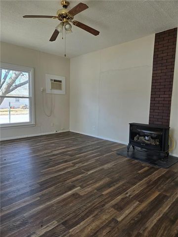 301 E 6th Avenue, Caney, KS 67333