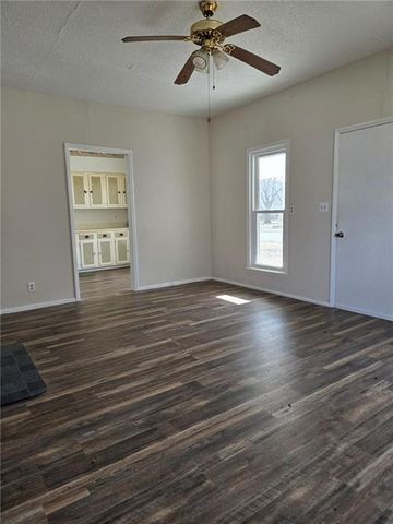 301 E 6th Avenue, Caney, KS 67333