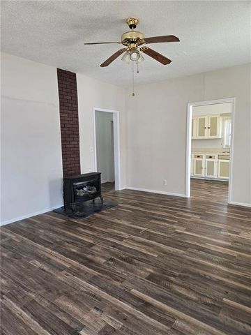 301 E 6th Avenue, Caney, KS 67333