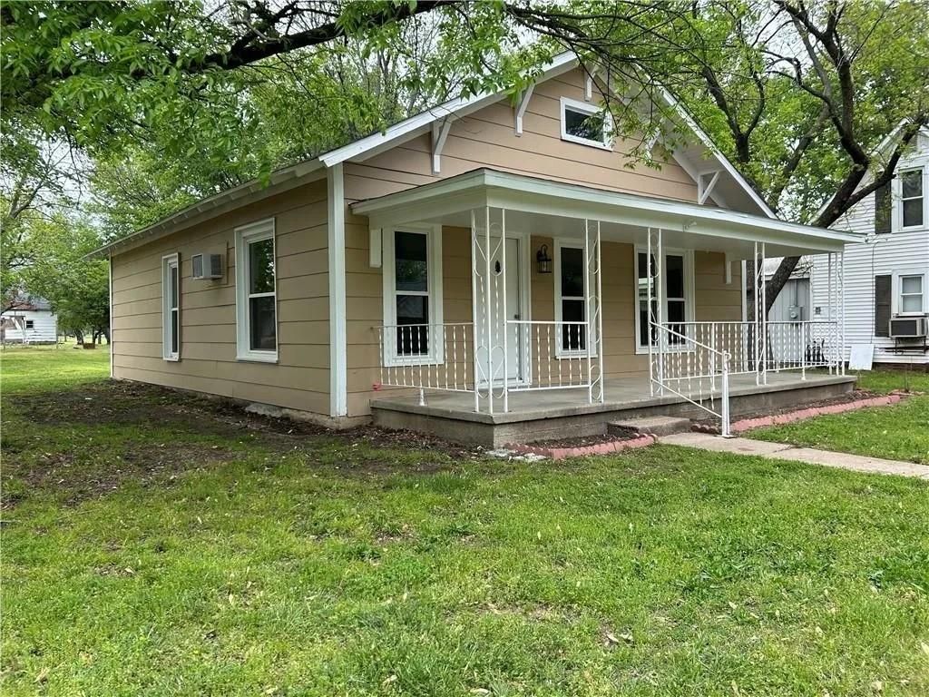 301 E 6th Avenue, Caney, KS 67333