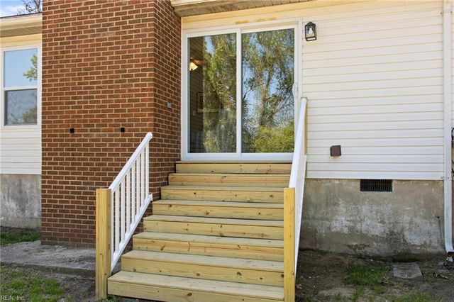 7437 Camp Okee DR, Gloucester, VA 23061