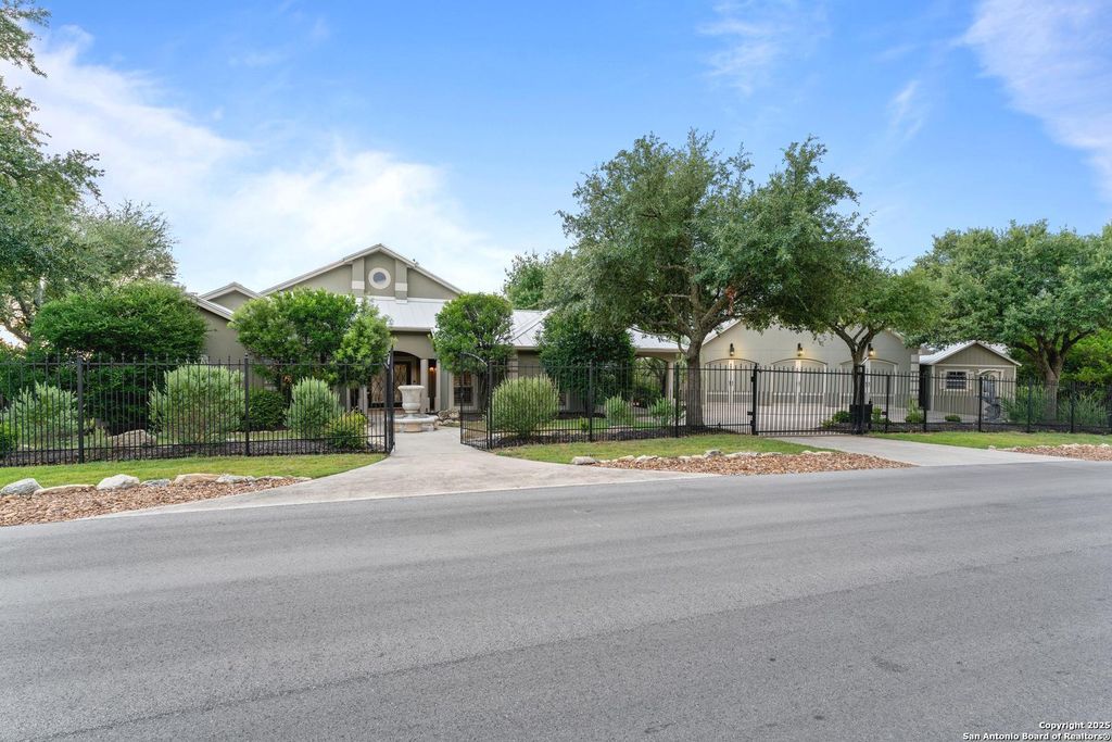 948 Cougar Drive, Canyon Lake, TX 78133