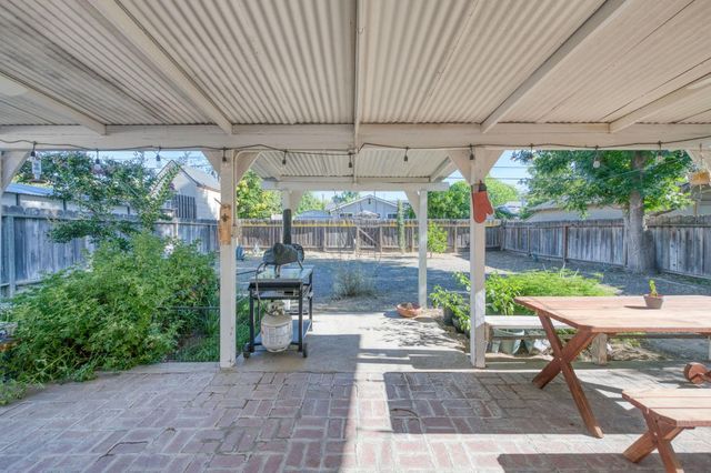 526 E Simpson Avenue, Fresno, CA 93704