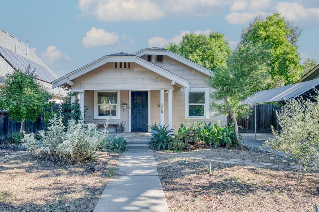 Image 1 of property listing at 526 E Simpson Avenue, Fresno, CA 93704