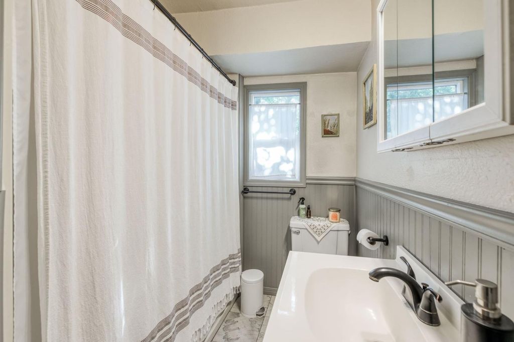 Image 10 of property listing at 526 E Simpson Avenue, Fresno, CA 93704