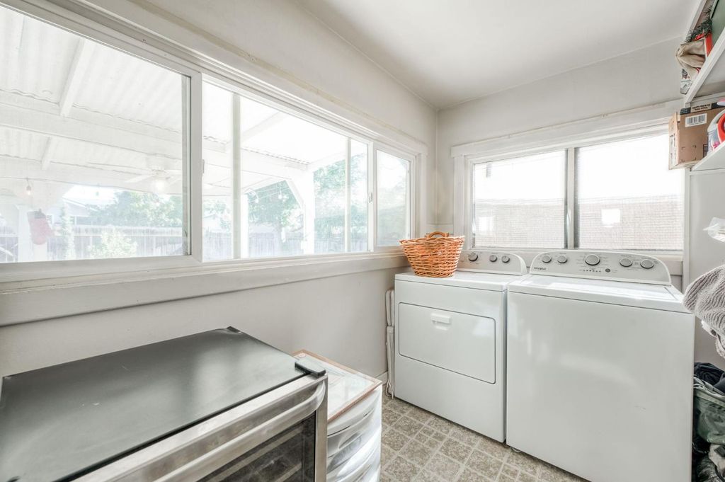 Image 16 of property listing at 526 E Simpson Avenue, Fresno, CA 93704