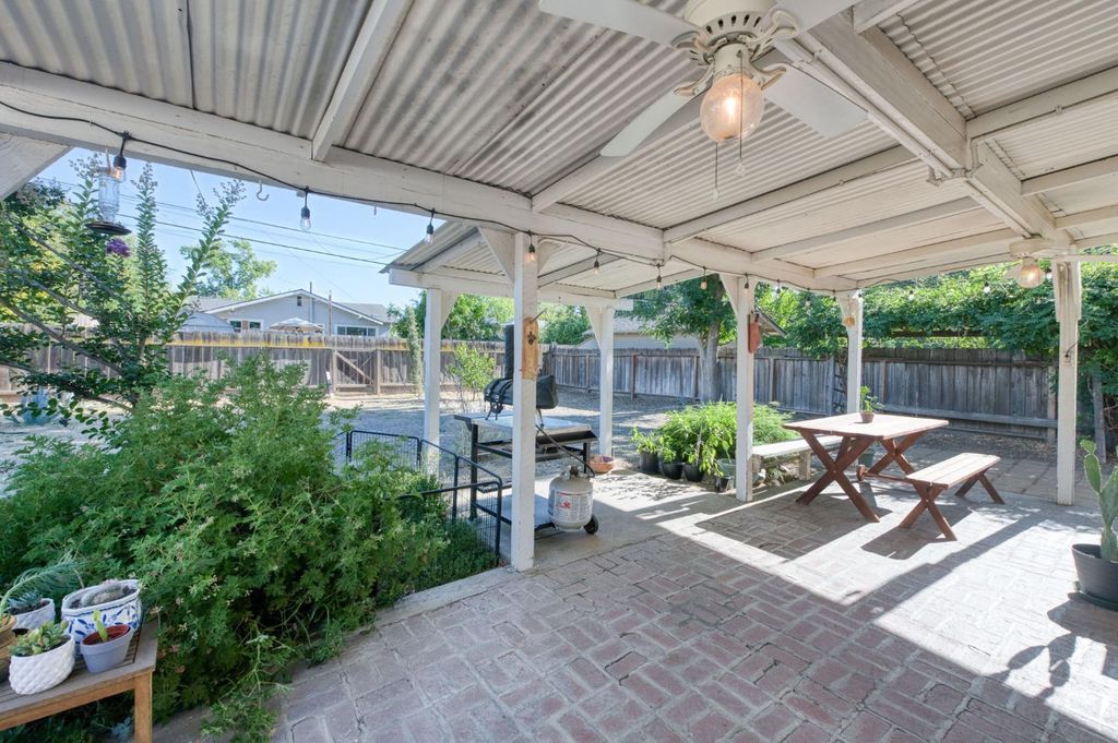 Image 18 of property listing at 526 E Simpson Avenue, Fresno, CA 93704