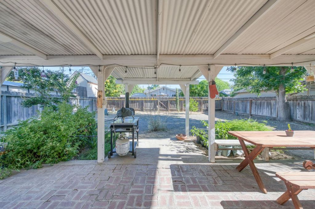 Image 19 of property listing at 526 E Simpson Avenue, Fresno, CA 93704
