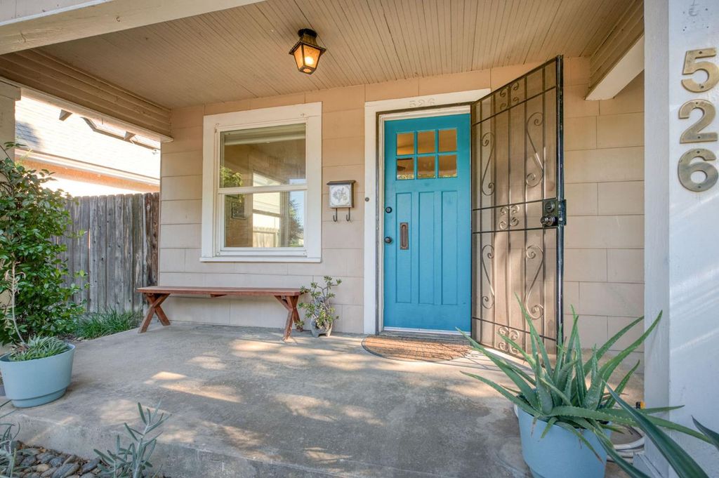 Image 2 of property listing at 526 E Simpson Avenue, Fresno, CA 93704
