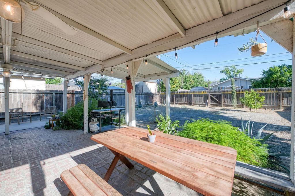Image 20 of property listing at 526 E Simpson Avenue, Fresno, CA 93704