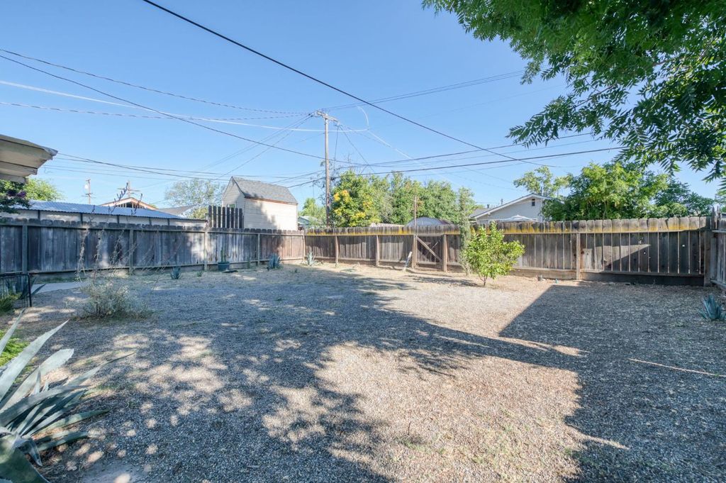 Image 21 of property listing at 526 E Simpson Avenue, Fresno, CA 93704