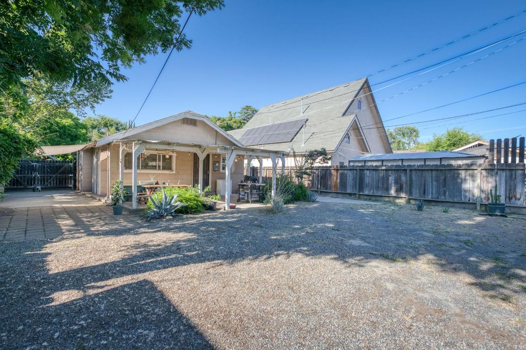 Image 22 of property listing at 526 E Simpson Avenue, Fresno, CA 93704