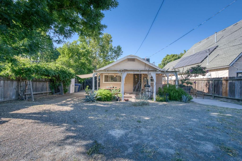Image 23 of property listing at 526 E Simpson Avenue, Fresno, CA 93704