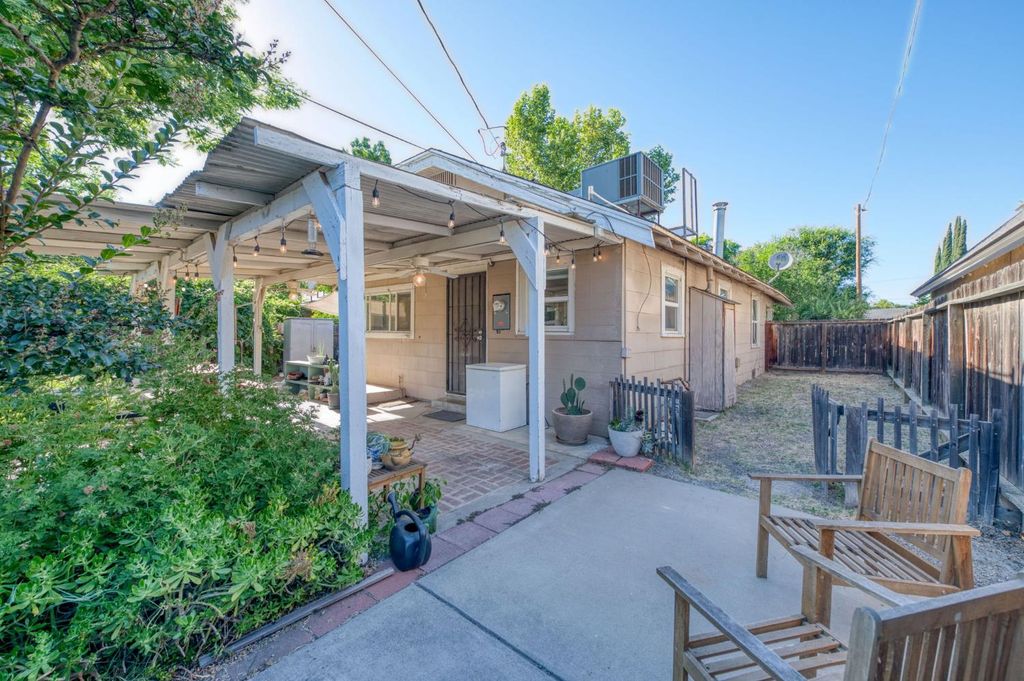 Image 24 of property listing at 526 E Simpson Avenue, Fresno, CA 93704