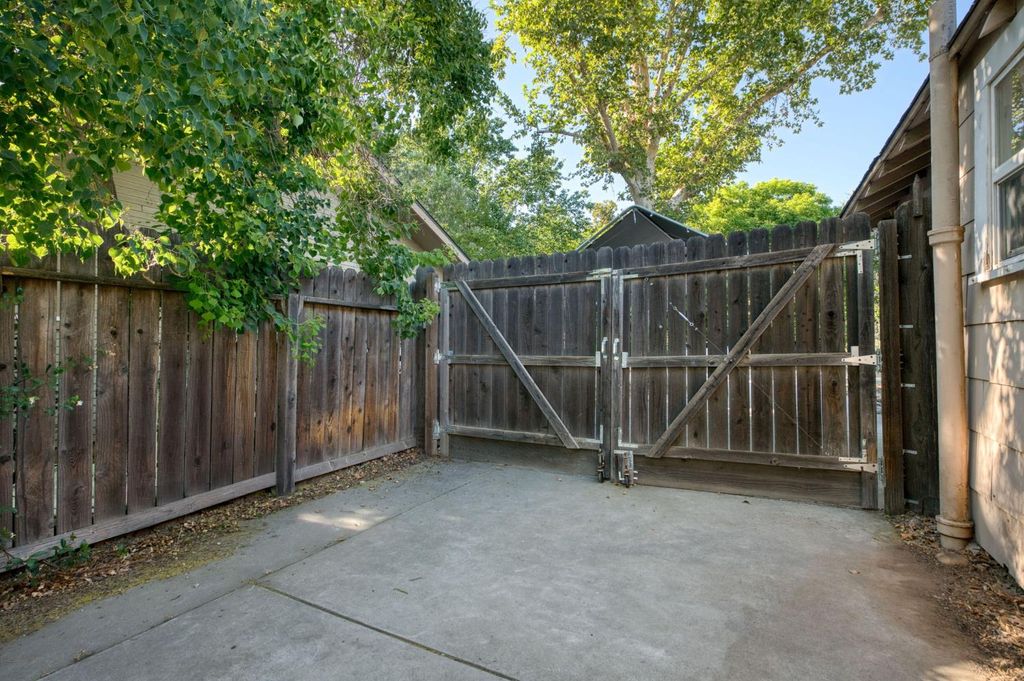 Image 25 of property listing at 526 E Simpson Avenue, Fresno, CA 93704