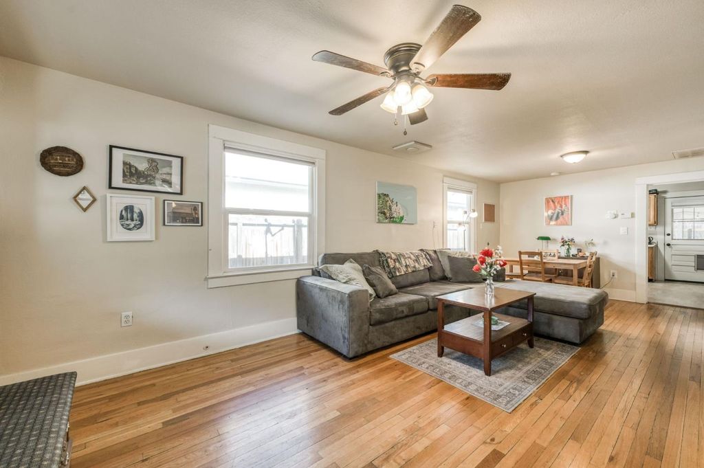 Image 3 of property listing at 526 E Simpson Avenue, Fresno, CA 93704