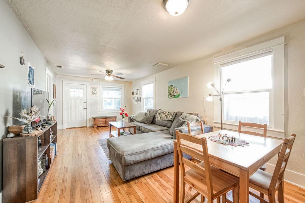 Image 4 of property listing at 526 E Simpson Avenue, Fresno, CA 93704