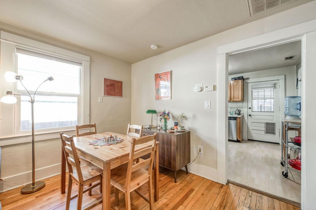 Image 5 of property listing at 526 E Simpson Avenue, Fresno, CA 93704