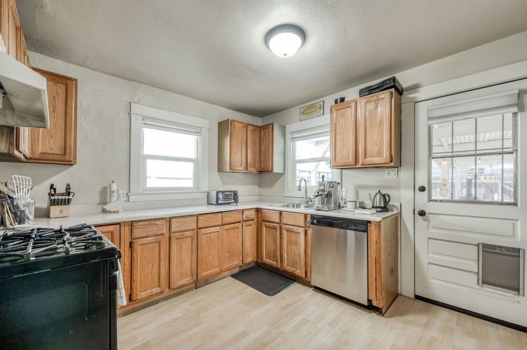 Image 6 of property listing at 526 E Simpson Avenue, Fresno, CA 93704