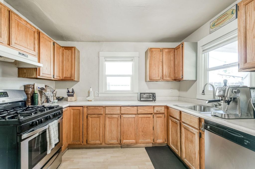 Image 7 of property listing at 526 E Simpson Avenue, Fresno, CA 93704