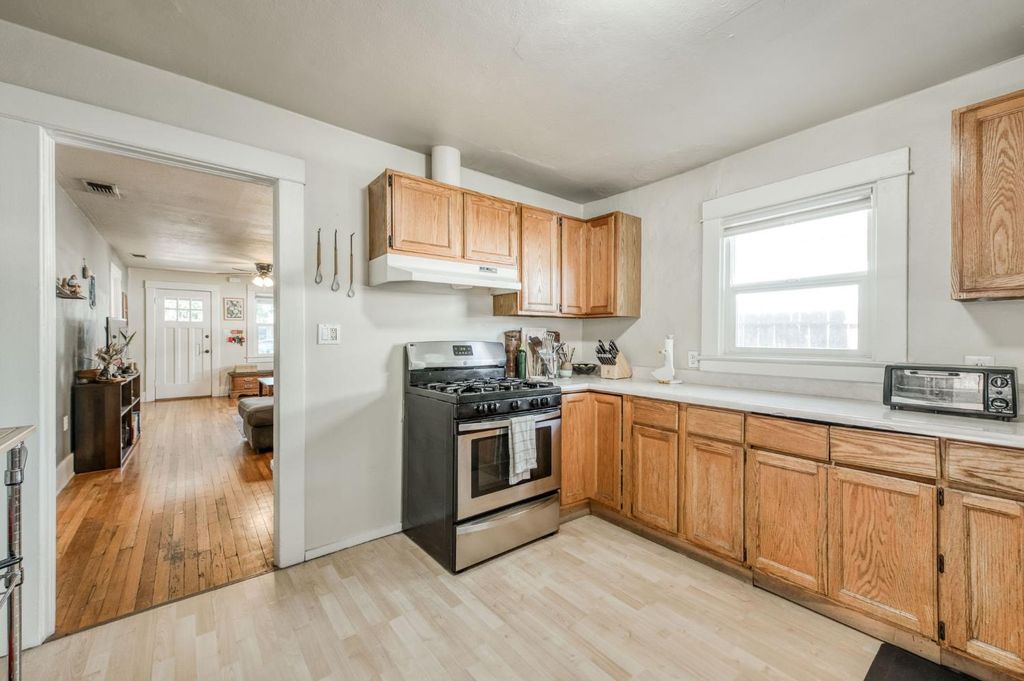 Image 8 of property listing at 526 E Simpson Avenue, Fresno, CA 93704
