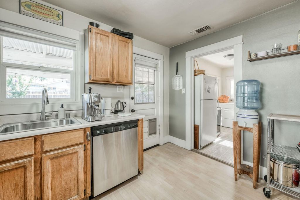 Image 9 of property listing at 526 E Simpson Avenue, Fresno, CA 93704