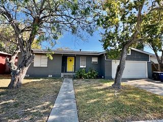 1045 Dolphin Pl, Corpus Christi, TX 78411