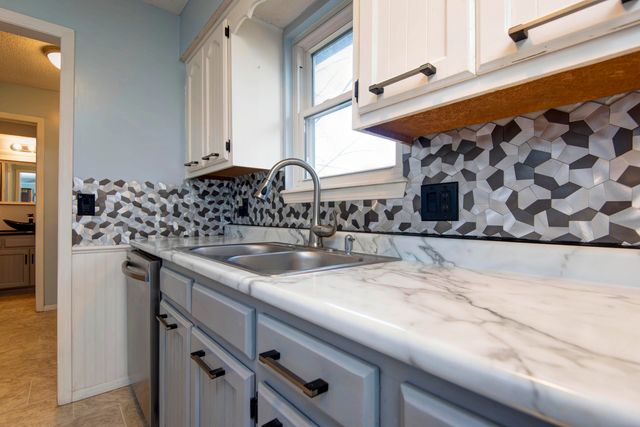 4445 S Robberson Avenue, Springfield, MO 65810