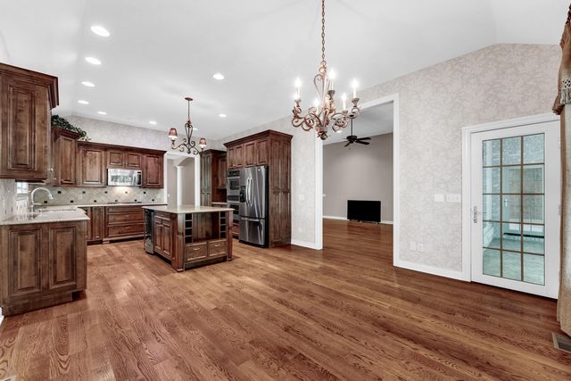 3901 E Villa Way, Springfield, MO 65809