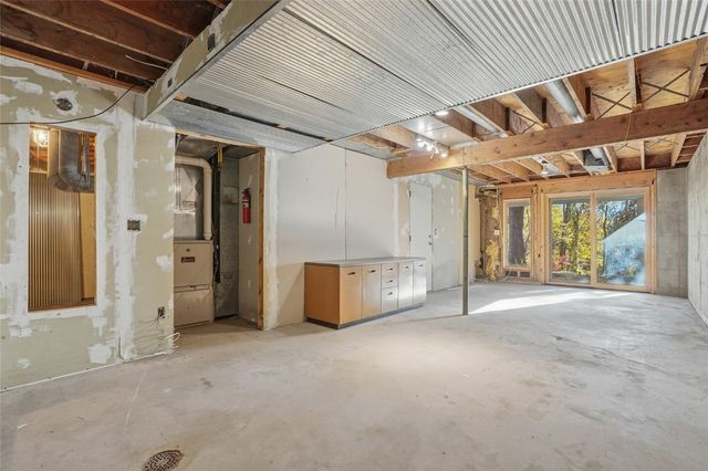 11 Valley View Cir NE, Iowa City, IA 52240