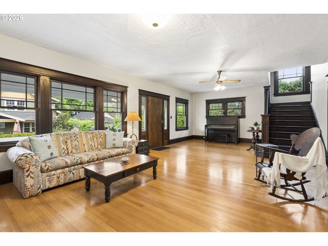 4723 Se TAYLOR St, Portland, OR 97215