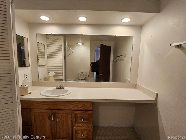 29576 CITY CENTER Drive 4, Warren, MI 48093