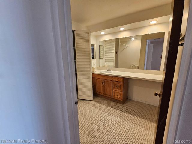 29576 CITY CENTER Drive 4, Warren, MI 48093