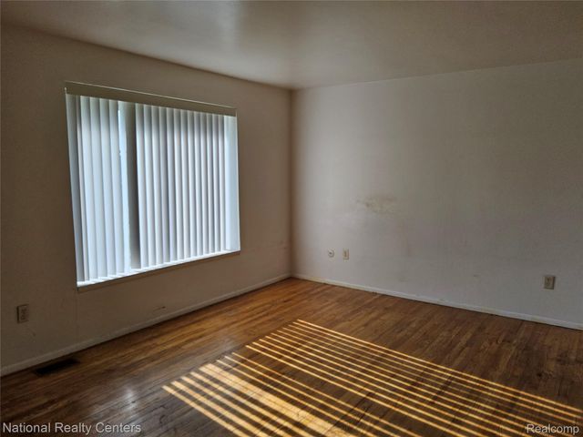 29576 CITY CENTER Drive 4, Warren, MI 48093