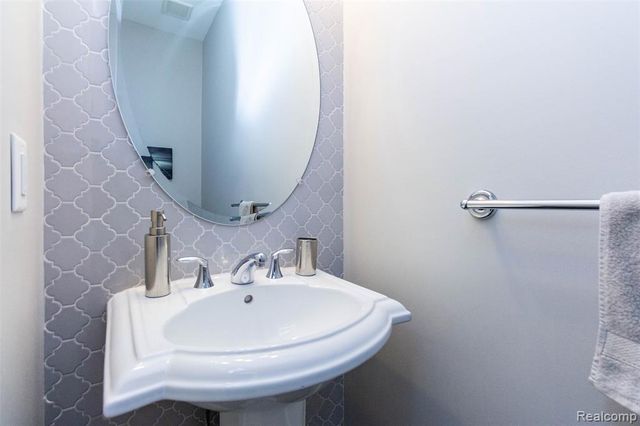 2589 Oxford Circle, Ann Arbor, MI 48103