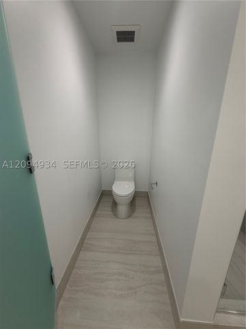 2411 Laguna Cir 2408, Miami, FL 33181