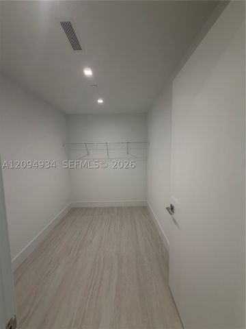 2411 Laguna Cir 2408, Miami, FL 33181