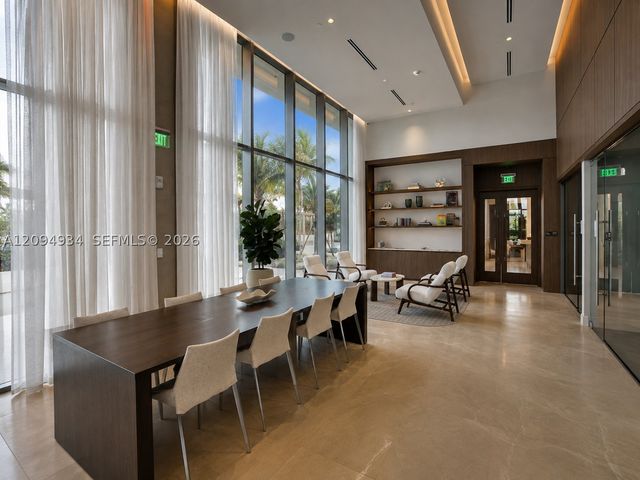 2411 Laguna Cir 2408, Miami, FL 33181